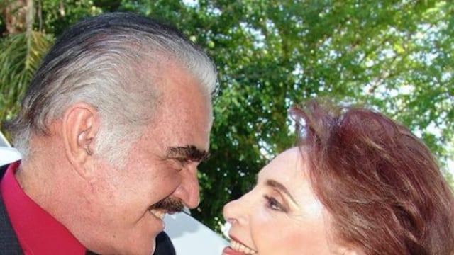 Vicente Fernández y doña 'Cuquita'.