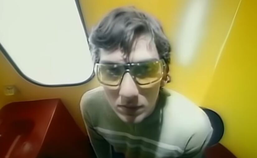 León Larregui en video musical de Shakira