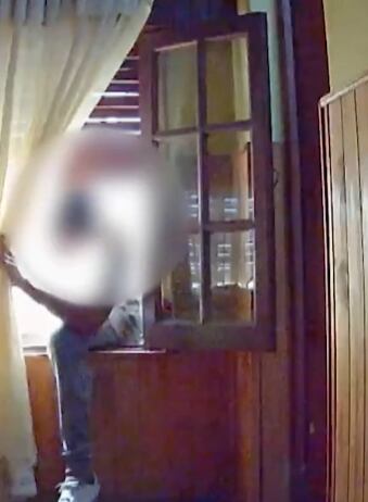 Cacha a su esposo robándole a sus papás; el ratero se metía por la ventana para sacarles dinero