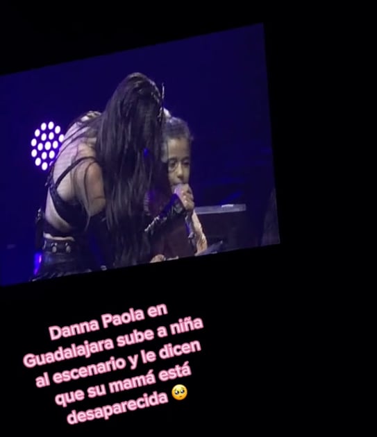Danna Paola sube a una niña fan al escenario y se enteró de una triste noticia