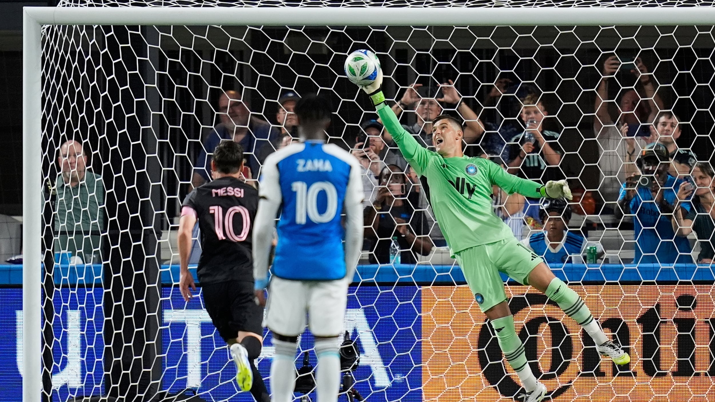 ¡No es tan fácil! Messi tiró penal a lo Panenka y lo falló de forma ridícula