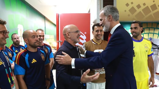 Felipe VI felicita mano a mano a la Selección Española tras vencer a Uruguay