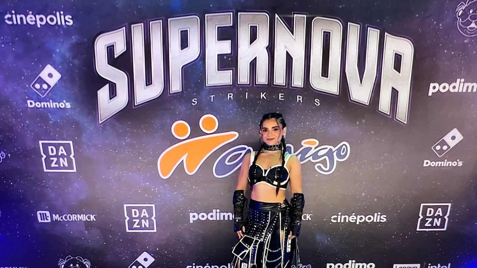 Alana Flores llegó a la alfombra de Supernova: Orígenes con un outfit hecho con costales de boxeo