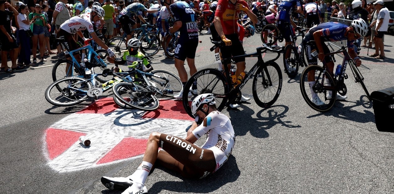 Caída masiva en el Tour de Francia, causada por una selfie