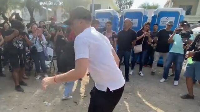 Luis Donaldo Colosio Riojas saca los pasos prohibidos al escuchar a Celso Piña