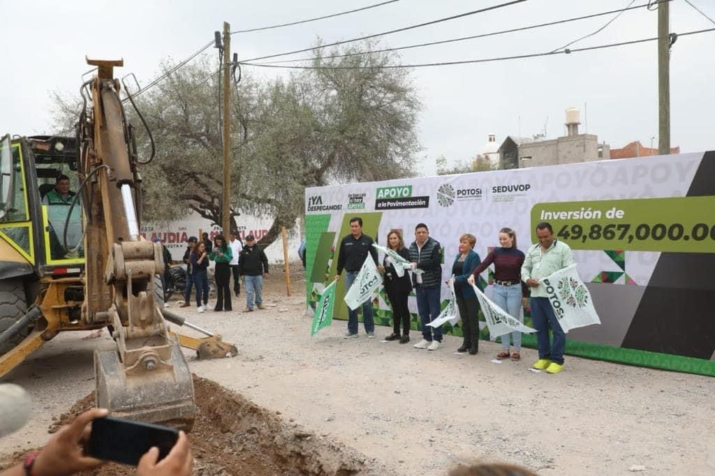 Ricardo Gallardo, gobernador de San Luis Potosí, inicia pavimentación de 7 calles en Las Flores
