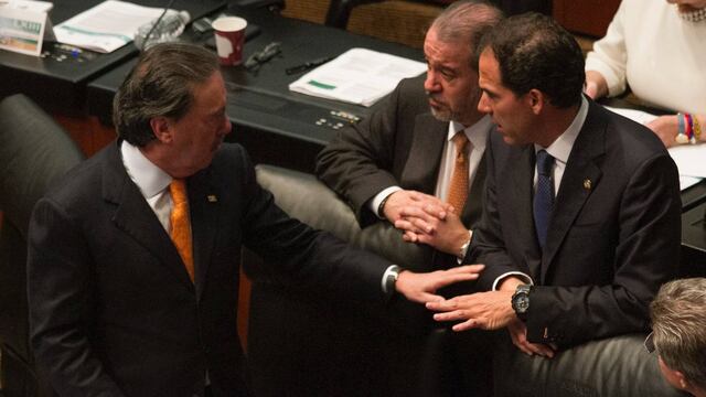 Emilio Gamboa (izq.) en el Senado de la República.