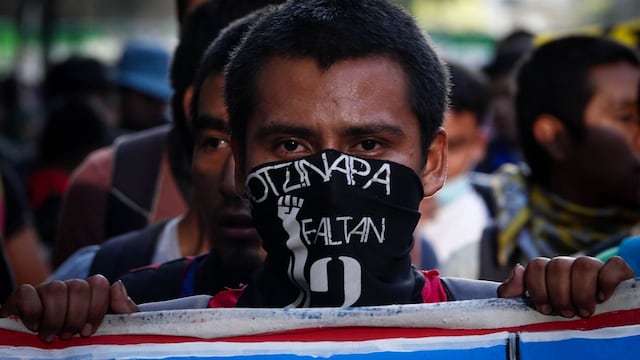 Papás de normalistas de Ayotzinapa entraron con permiso de AMLO al 27 Batallón de Infantería