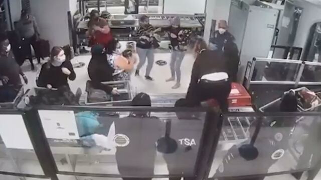 Empleada del aeropuerto salta cinta de seguridad para salvar a un bebé