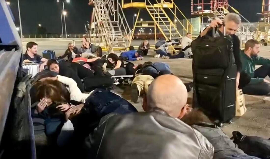 Pasajeros atemorizados en Tel Aviv. Foto: Plácido Garza