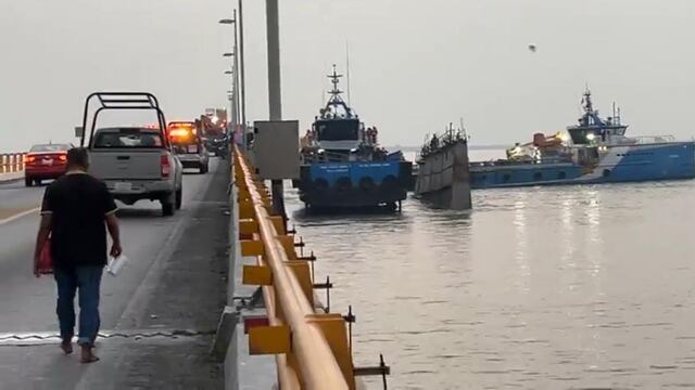 Barco de carga choca contra puente El Zacatal