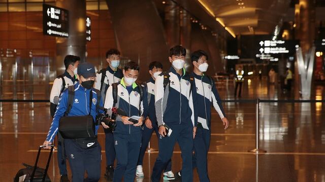This handout photo provided by Qatar's Supreme Committee for Delivery and Legacy on January 29, 2021, shows the arrival of Korea's Ulsan Hyundai players to the Qatari capital Doha, ahead of the 2020 FIFA Club World Cup. (Photo by - / AFP) / == RESTRICTED TO EDITORIAL USE - MANDATORY CREDIT "AFP PHOTO / HO / QATAR'S SUPREME COMMITTEE FOR DELIVERY AND LEGACY" - NO MARKETING NO ADVERTISING CAMPAIGNS - DISTRIBUTED AS A SERVICE TO CLIENTS ==