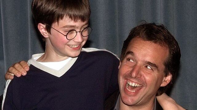 Daniel Radcliffe y Chris Columbus en medio de la filmación de "Harry Potter y la Piedra Filosofal".