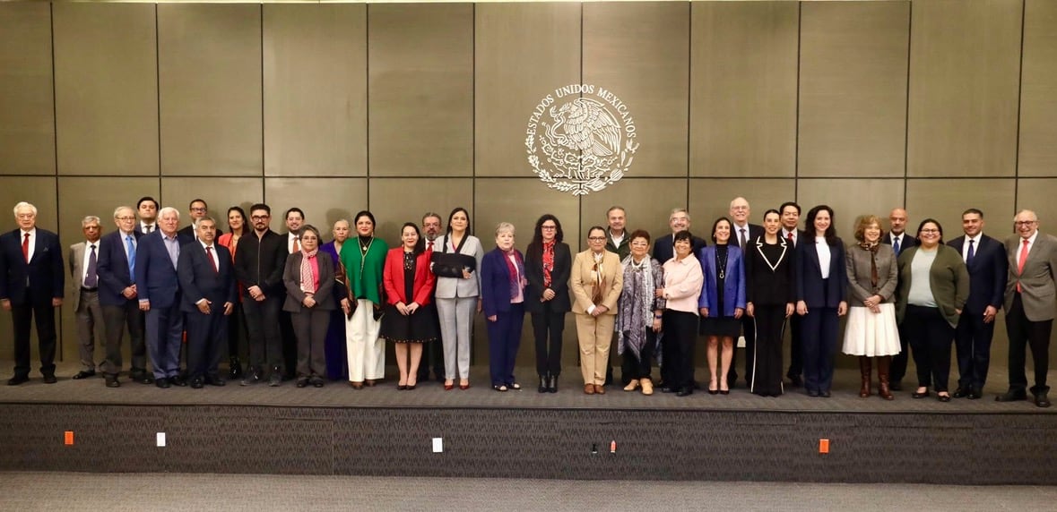 18 integrantes del gabinete del gobierno del presidente López Obrador y 14 del gobierno entrante.