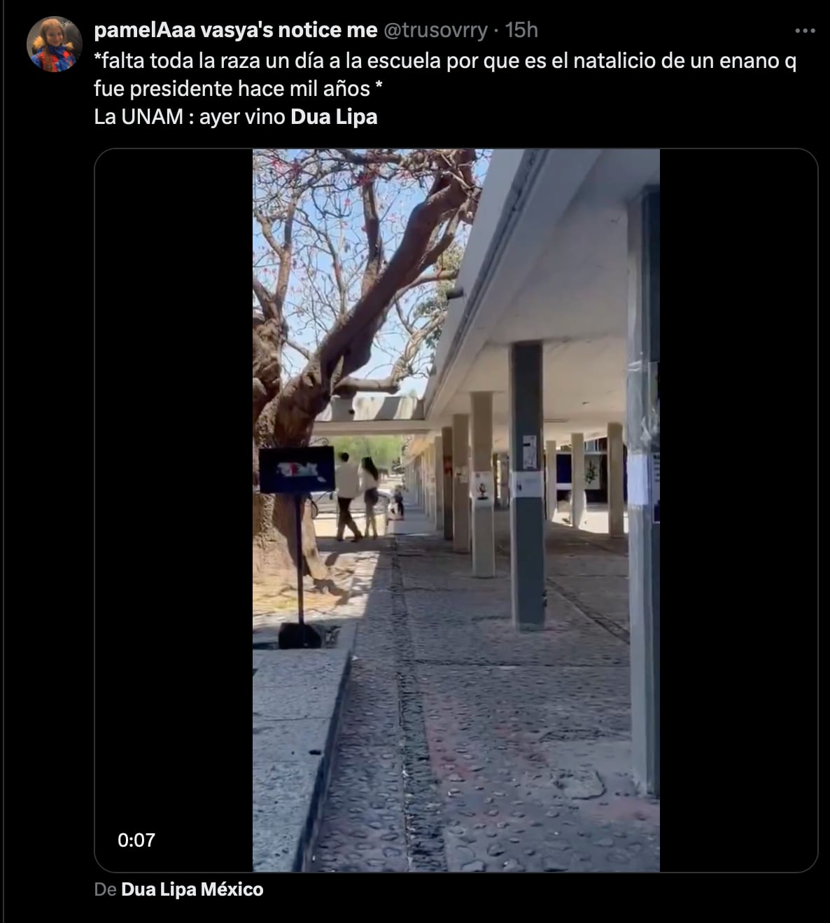 Los memes de Dua Lipa en CU maldicen a Benito Juárez por el día de asueto cuando nos visitaba