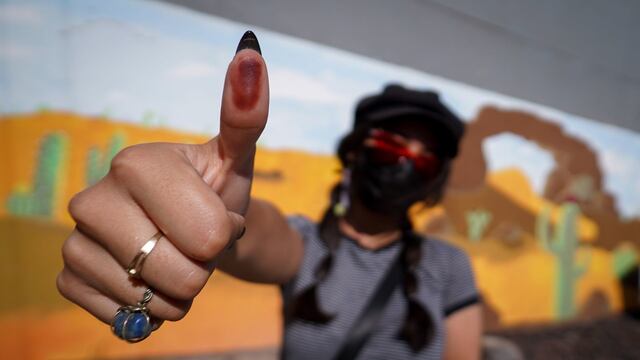 Persona con tinta indeleble en el dedo tras ir votar en elecciones México 2024