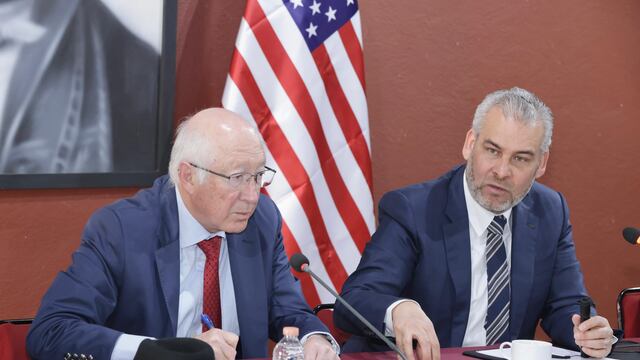 Alfredo Ramírez Bedolla y Ken Salazar firman acuerdo contra el aguacate ilegal