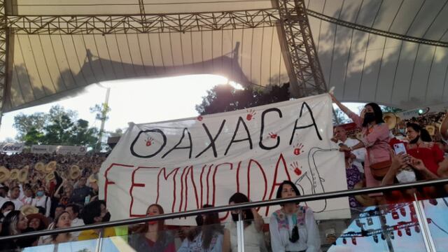 María Elena Ríos protesta con manta de Oaxaca Feminicida en Guelaguetza 2022; se la quitan y la golpean.
