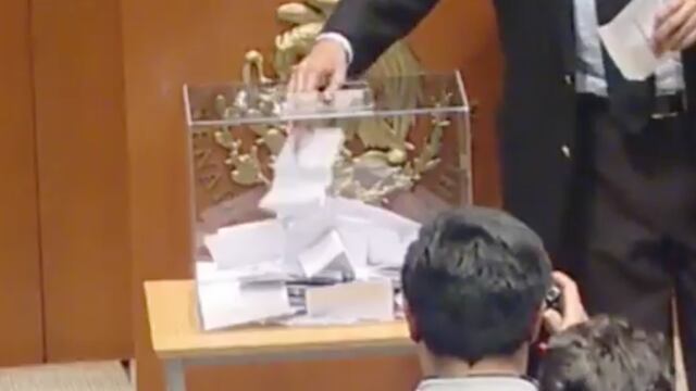 El voto en la urna del senador Ricardo Monreal.