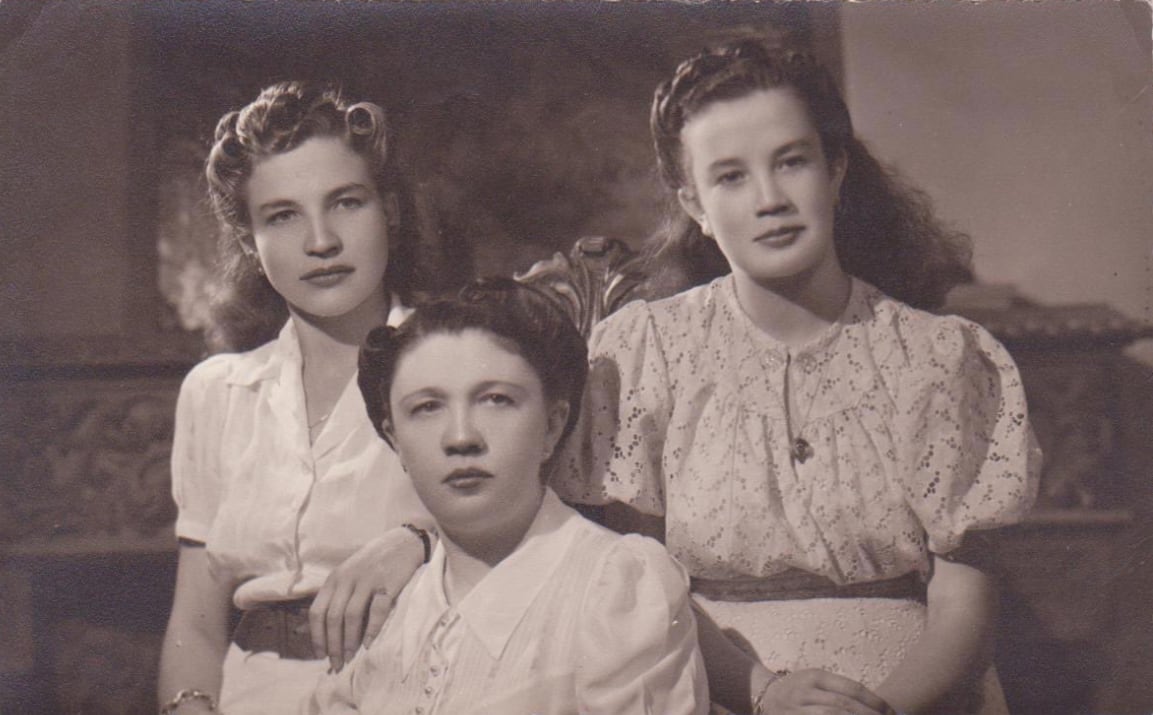 Josefina con 2 de sus hijas