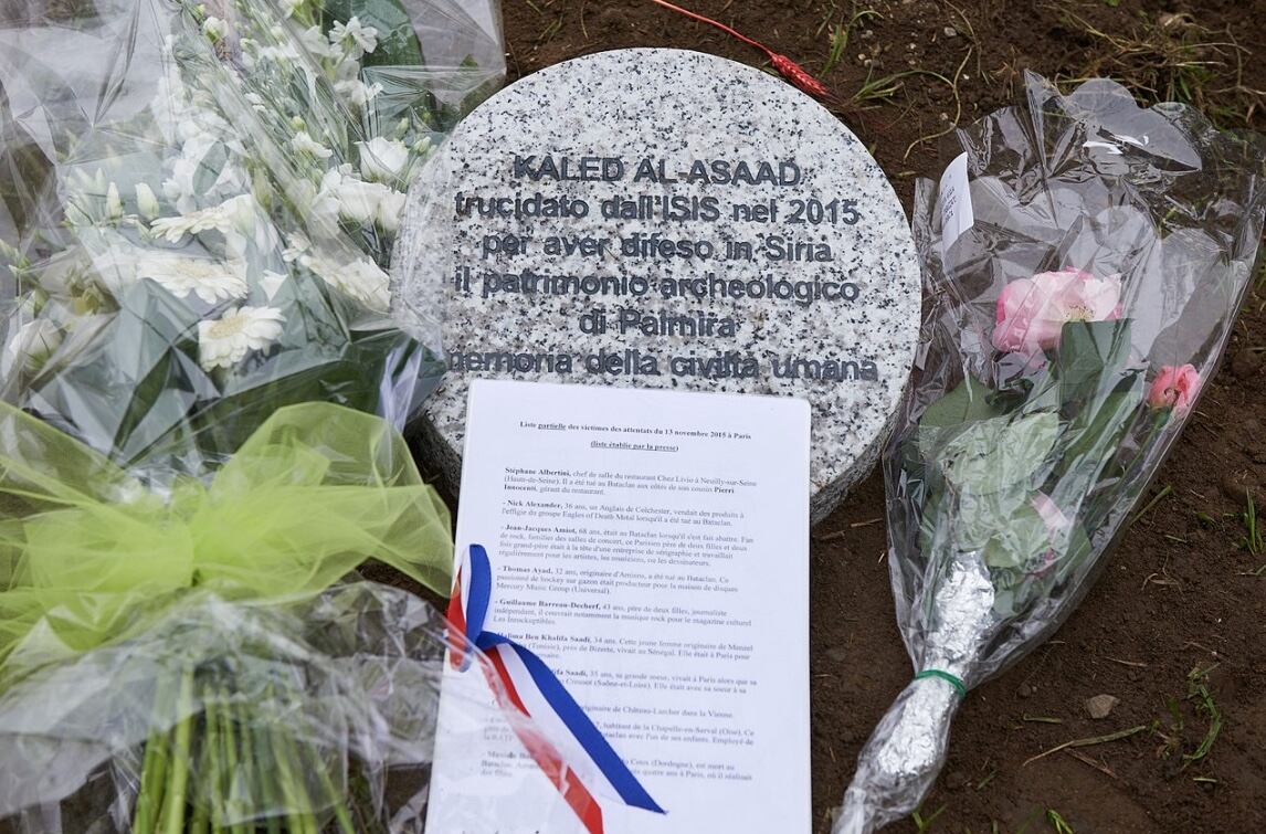 Piedra conmemorativa dedicada a Khaled al Asaad
