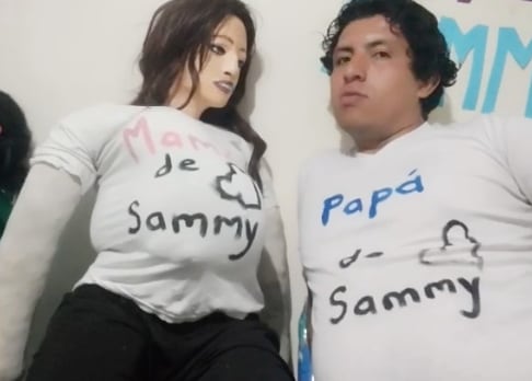 Hombre casado con una muñeca de trapo le da la bienvenida a su tercer hijo