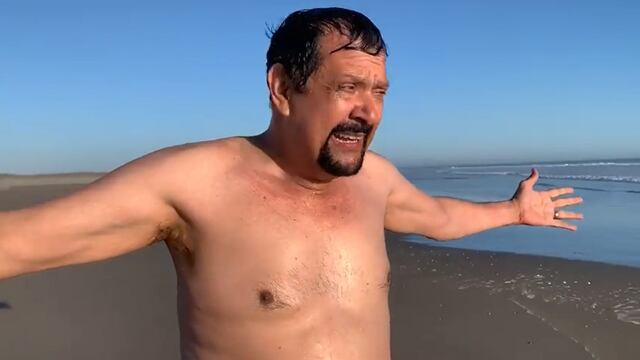 Serapio Vargas se desnuda en nueva playa nudista "los Bichis", Sinaloa