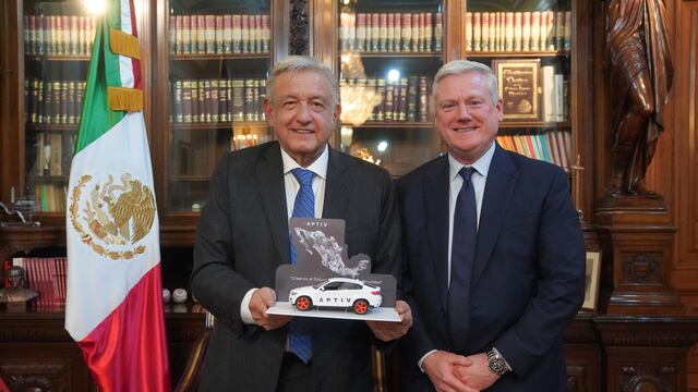 El presidente Andrés Manuel López Obrador (AMLO) anuncia que Aptiv seguirá invirtiendo en México.