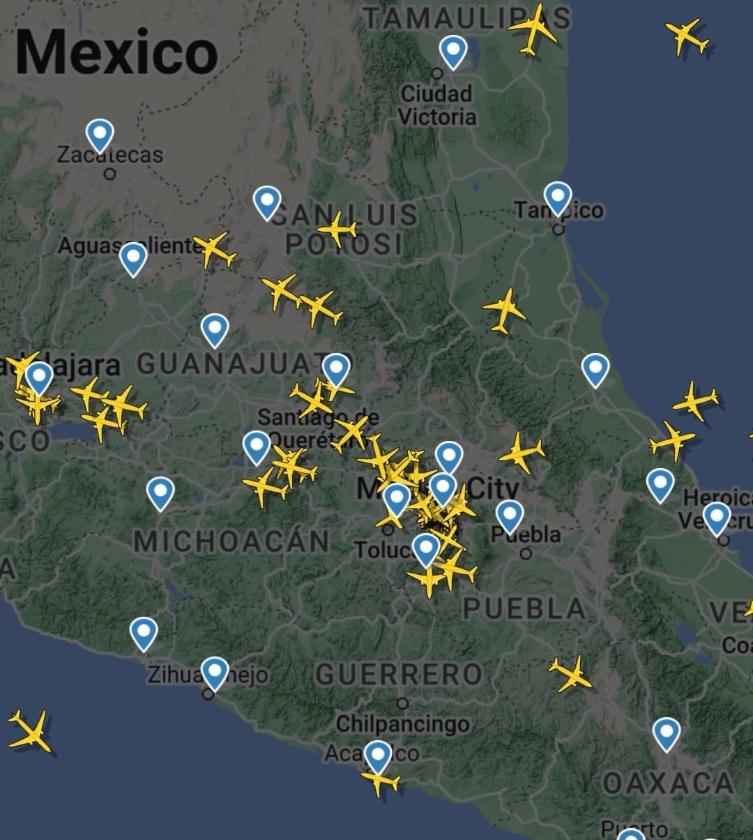 Tráfico aéreo alrededor del AICM tras formación de bache en pista de aterrizaje