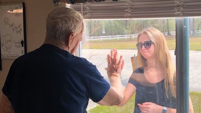 El abuelo y su nieta. La emotiva escena.