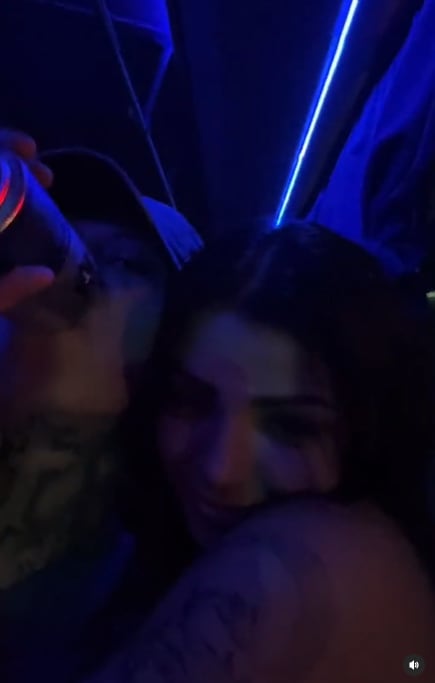 Santa Fe Klan hace vivir a Karely Ruiz su momento más humilde abordo de un micro.