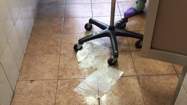 Los baños, para los pacientes, están sucios y carecen de mobiliario para que los enfermos puedan hacer uso de ellos con seguridad.