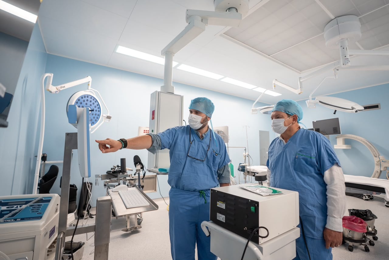 Con la presencia del Gobernador Joaquín Díaz Mena y del director general del IMSS-Bienestar, Alejandro Svarch Pérez, Yucatán concretó la primera cirugía robótica.