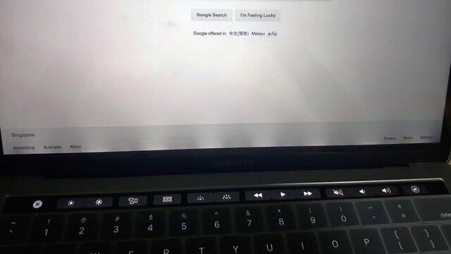 Falla en la iluminación de una Macbook Pro (2016).