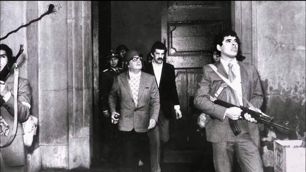 Esta fue la última foto que se le tomó a Salvador Allende en vida. Se suicidó durante el ataque de Pinochet al Palacio de La Moneda el 11 de septiembre de 1973