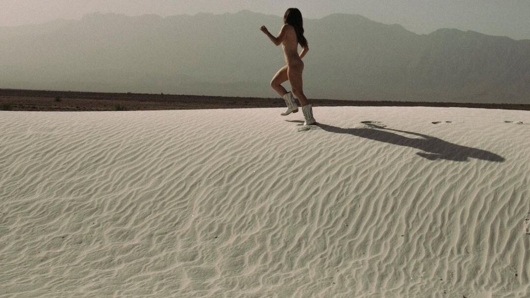FOTOS: Camila Sodi, desnuda, manda mensaje de libertad desde otro planeta