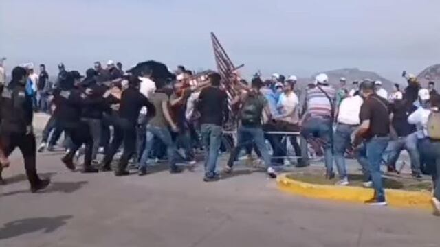 ¿Qué pasa en Mazatlán? Manifestantes de la UAS tratan de entrar a la fuerza a evento de AMLO