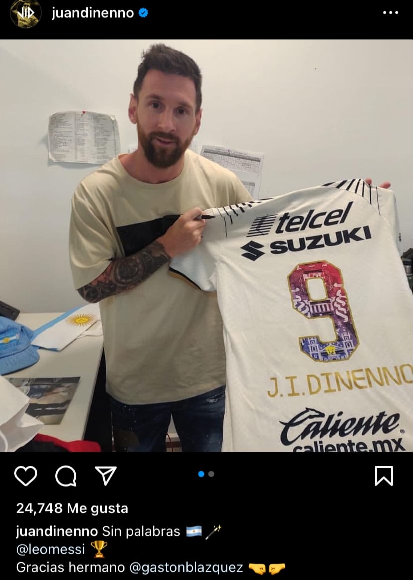 Lionel Messi se tomó una fotografía con la playera de Juan Dinenno del Club Pumas.