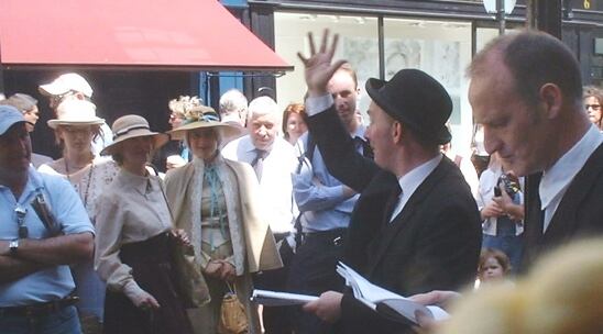 Representación del Bloomsday en Dublín en 2003 frente al pub Davy Byrne (Wikipedia)