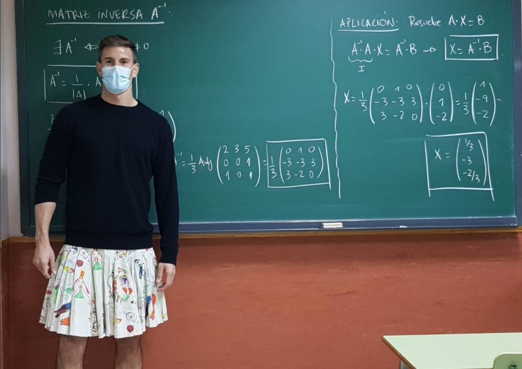Maestros acuden a clase con falda