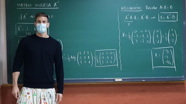 Maestros acuden a clase con falda