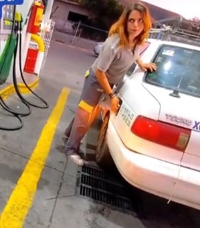 Pareja que se conoció en la gasolinera