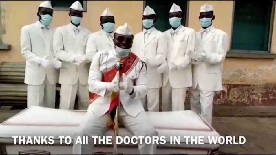 Hombres del baile con ataúd envían mensaje de agradecimiento a médicos