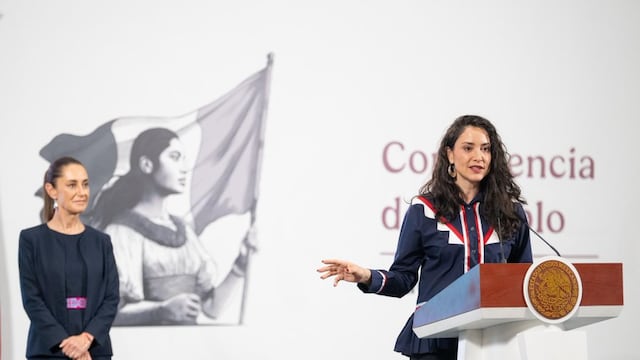 Claudia Curiel de Icaza presentando a los concursantes de México Canta en la mañanera de Claudia Sheinbaum