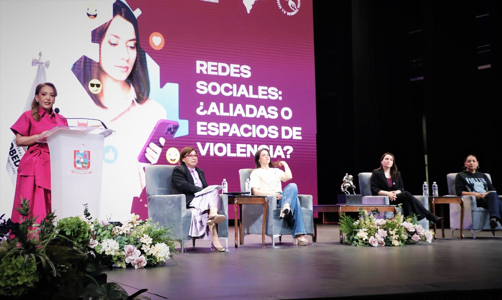 Escobedo reafirma compromiso con las mujeres con diálogo sobre redes sociales