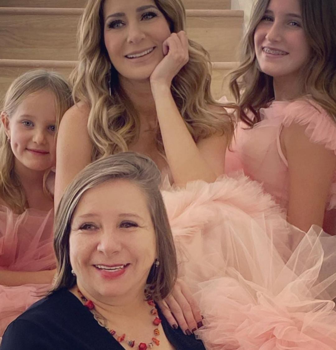 Geraldine Bazán con sus hijas y su madre