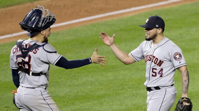 El mexicano Roberto Osuna con Robinson Chirinos