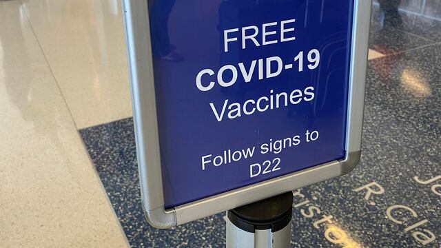 Vacunación en aeropuerto de Dallas