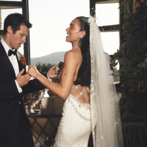 Dua Lipa comparte fotos de su boda con Callum Turner