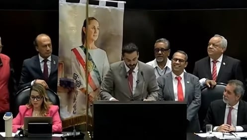 José Antonio López Ruiz coloca a Claudia Sheinbaum en un estandarte.